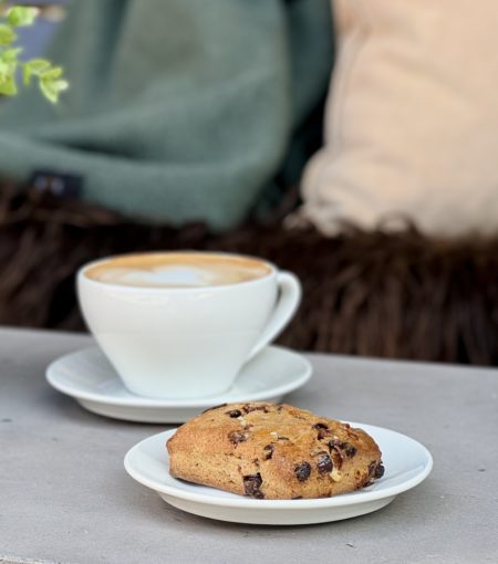 Sjokoladescones fylt med mørk, lys og hvit sjokolade!