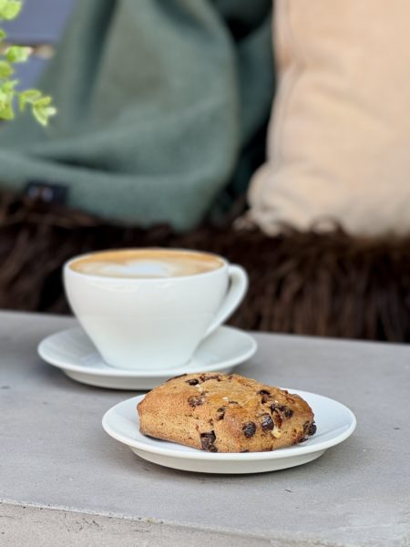 Sjokoladescones fylt med mørk, lys og hvit sjokolade!